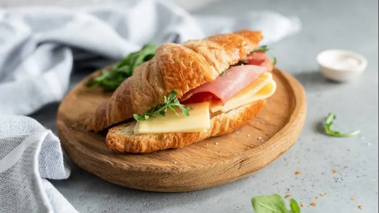 Французский сэндвич с круассаном-подача на доске